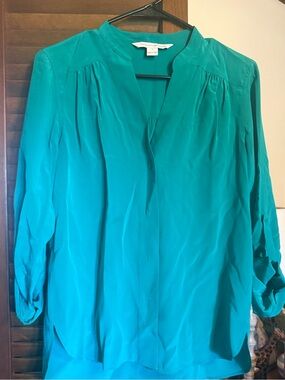 Diane Von Furstenburg teal silk blouse EUC size 4